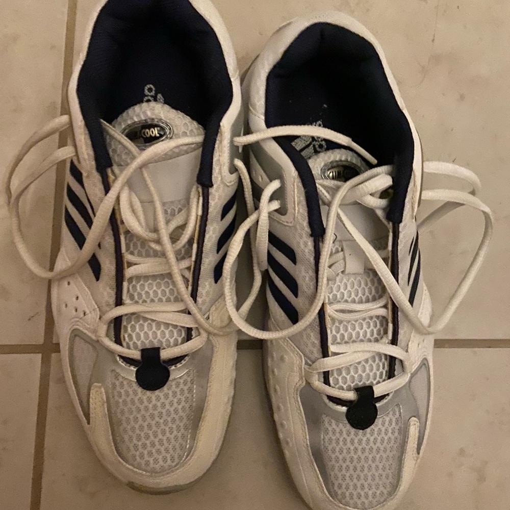 Tennis shoes